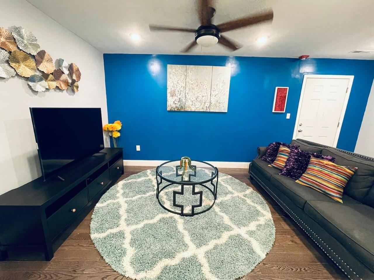 Magic Gardens 1bd In Center Apartment