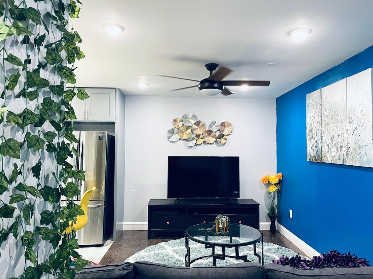 Magic Gardens 1bd In Center